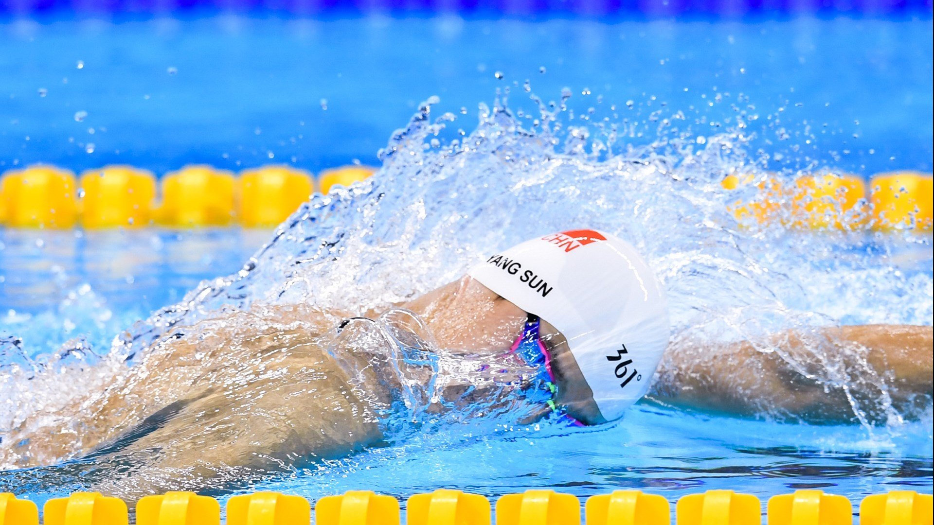 爱游戏体育娱乐-国际赛场上升国旗奏国歌瞬间点燃全场爱国热情，全程升国旗奏国歌视频