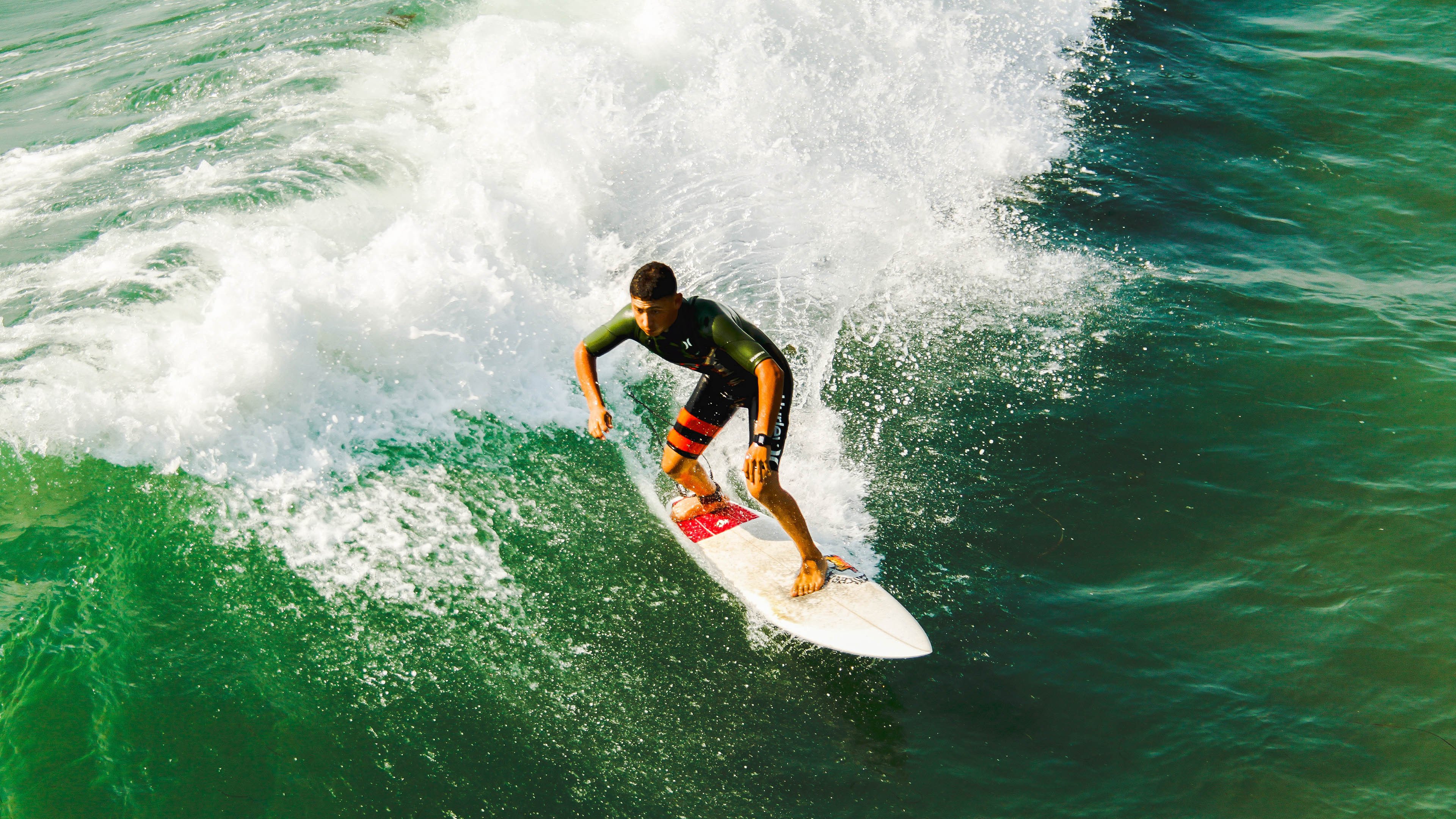 新秀球员突破上篮精彩瞬间频登热搜成为新一代人气偶像，篮球明星新秀